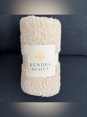 NWT Kendra Scott Sherpa throw blanket cream 50x70